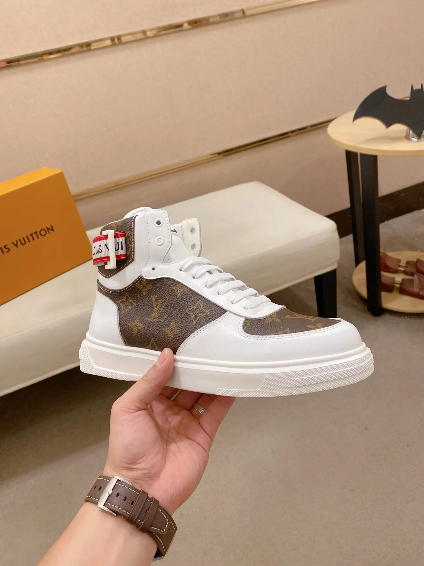 Men's shoes 400💰louis vuitton (Louis Vuitton/lv)🔍🔍The new counters are on sale at the same time. The uppers are imported from Italy. ⃣️Re-engraved🇮🇹💪💪, ⚠Sole: The original sole is specially provided by the original factory, the exclusive movable molded sole is super comfortable, ⚠Original and single goods 🔍high quality, you can enter and leave the counter at will, welcome to compare⚠. Code number: 38-44 (45/customized, non-refundable)